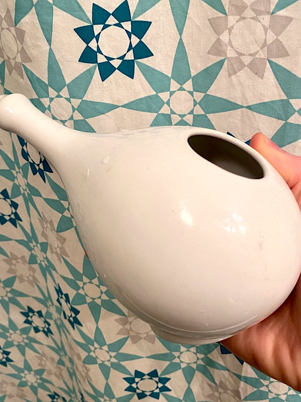Ein Neti Nasenspülkännchen aus weißer Keramik
