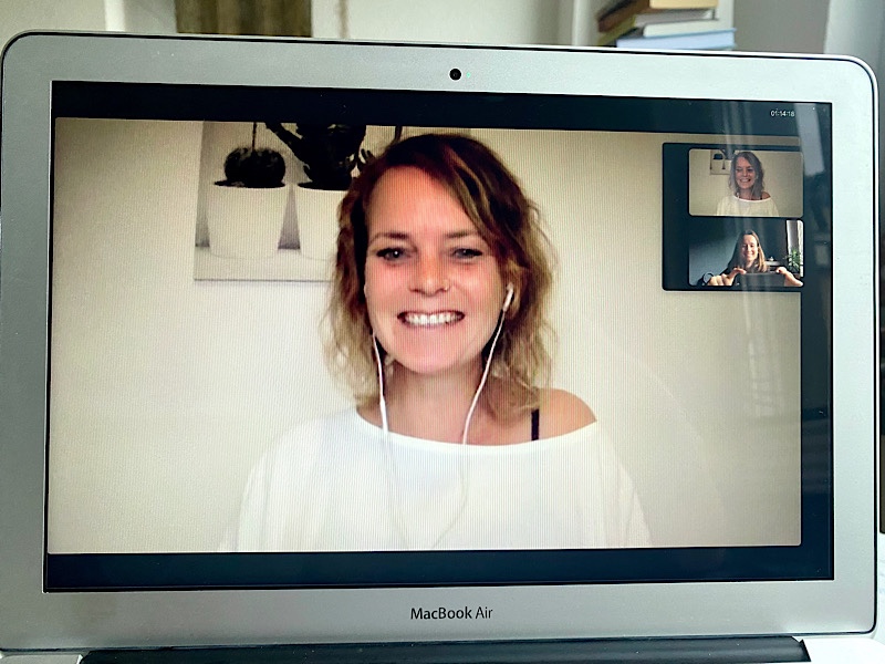 Screenshot von einem Zoom Call am Laptop. Eine Frau, Nadine Webering, lächelt in die Kamera.